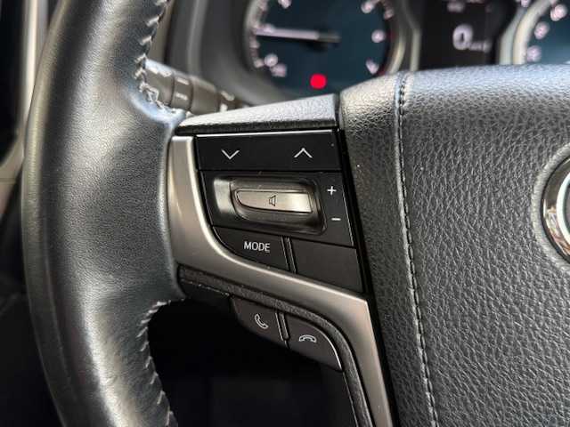トヨタ ランドクルーザー プラド TX Lパッケージ 大阪府 2018(平30)年 8.2万km ホワイトパールクリスタルシャイン /禁煙車//サンルーフ//フローティングナビ ビッグX11/・フルTV/CD/DVD/SD/Bluetooth/USB/HDMI//バックカメラ・左サイドカメラ//コーナーセンサー//10.1インチ　フリップダウンモニター//衝突軽減ブレーキ//レーンキープアシスト//クルーズコントロール//ステアリングスイッチ//前席パワーシート・シートヒーター・エアーシート//オートハイビーム//ETC//純正19AW//社外ドラレコ【FT-DR100S】//７人乗り//スペアタイヤあり
