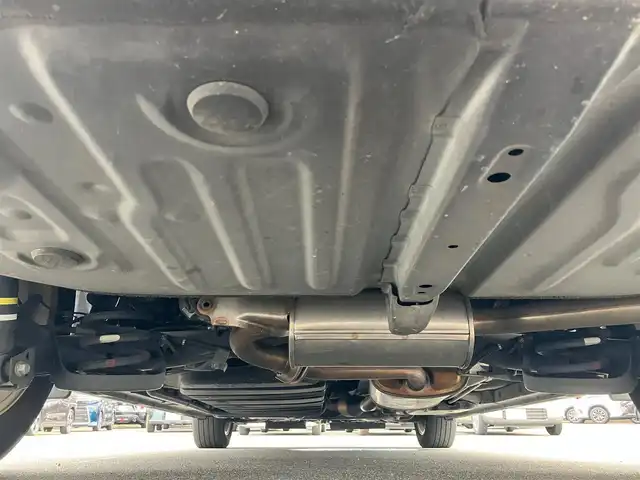 トヨタ ヴォクシー ZS 静岡県 2015(平27)年 5.3万km ブラック エンジンスタートボタン/パワーステアリング/パワーウィンドウ/アイドリングストップ/スマートキー/スペアキー/Wオートエアコン/フリップダウンモニター/ETC/バックカメラ/9インチナビ(CD/DVD/BT/フルセグ)/3列シート/チップアップシート/純正フロアマット/左側パワースライドドア/右側スライドドア/純正アルミホイール/ABS/横滑り防止装置/オートライト/LEDヘッドライト/Wエアバック