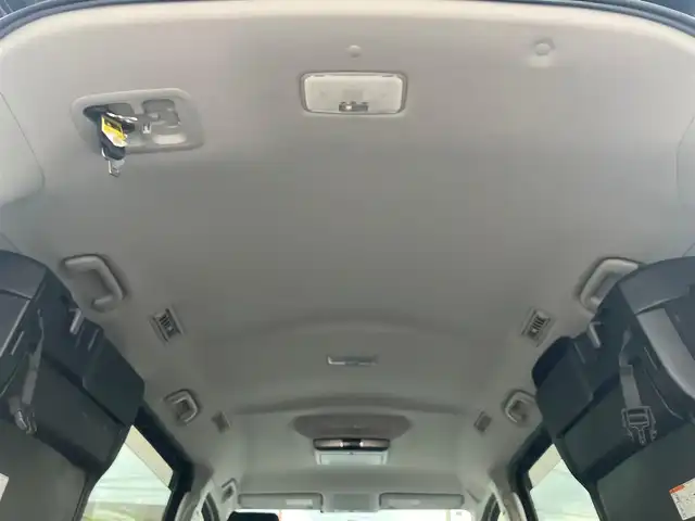 トヨタ ヴォクシー ZS 静岡県 2015(平27)年 5.3万km ブラック エンジンスタートボタン/パワーステアリング/パワーウィンドウ/アイドリングストップ/スマートキー/スペアキー/Wオートエアコン/フリップダウンモニター/ETC/バックカメラ/9インチナビ(CD/DVD/BT/フルセグ)/3列シート/チップアップシート/純正フロアマット/左側パワースライドドア/右側スライドドア/純正アルミホイール/ABS/横滑り防止装置/オートライト/LEDヘッドライト/Wエアバック