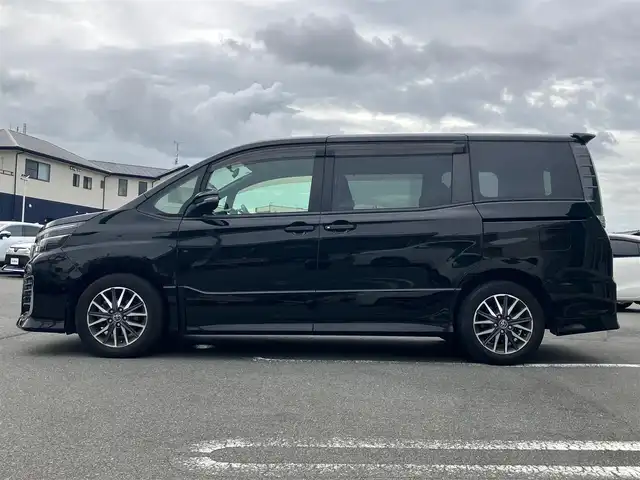 トヨタ ヴォクシー ZS 静岡県 2015(平27)年 5.3万km ブラック エンジンスタートボタン/パワーステアリング/パワーウィンドウ/アイドリングストップ/スマートキー/スペアキー/Wオートエアコン/フリップダウンモニター/ETC/バックカメラ/9インチナビ(CD/DVD/BT/フルセグ)/3列シート/チップアップシート/純正フロアマット/左側パワースライドドア/右側スライドドア/純正アルミホイール/ABS/横滑り防止装置/オートライト/LEDヘッドライト/Wエアバック