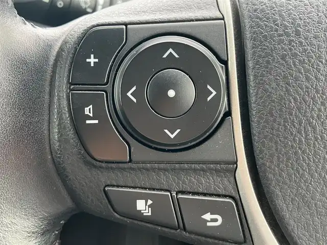 トヨタ ヴォクシー ZS 静岡県 2015(平27)年 5.3万km ブラック エンジンスタートボタン/パワーステアリング/パワーウィンドウ/アイドリングストップ/スマートキー/スペアキー/Wオートエアコン/フリップダウンモニター/ETC/バックカメラ/9インチナビ(CD/DVD/BT/フルセグ)/3列シート/チップアップシート/純正フロアマット/左側パワースライドドア/右側スライドドア/純正アルミホイール/ABS/横滑り防止装置/オートライト/LEDヘッドライト/Wエアバック