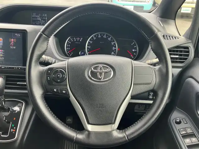 トヨタ ヴォクシー ZS 静岡県 2015(平27)年 5.3万km ブラック エンジンスタートボタン/パワーステアリング/パワーウィンドウ/アイドリングストップ/スマートキー/スペアキー/Wオートエアコン/フリップダウンモニター/ETC/バックカメラ/9インチナビ(CD/DVD/BT/フルセグ)/3列シート/チップアップシート/純正フロアマット/左側パワースライドドア/右側スライドドア/純正アルミホイール/ABS/横滑り防止装置/オートライト/LEDヘッドライト/Wエアバック
