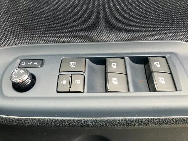 トヨタ ヴォクシー ZS 静岡県 2015(平27)年 5.3万km ブラック エンジンスタートボタン/パワーステアリング/パワーウィンドウ/アイドリングストップ/スマートキー/スペアキー/Wオートエアコン/フリップダウンモニター/ETC/バックカメラ/9インチナビ(CD/DVD/BT/フルセグ)/3列シート/チップアップシート/純正フロアマット/左側パワースライドドア/右側スライドドア/純正アルミホイール/ABS/横滑り防止装置/オートライト/LEDヘッドライト/Wエアバック