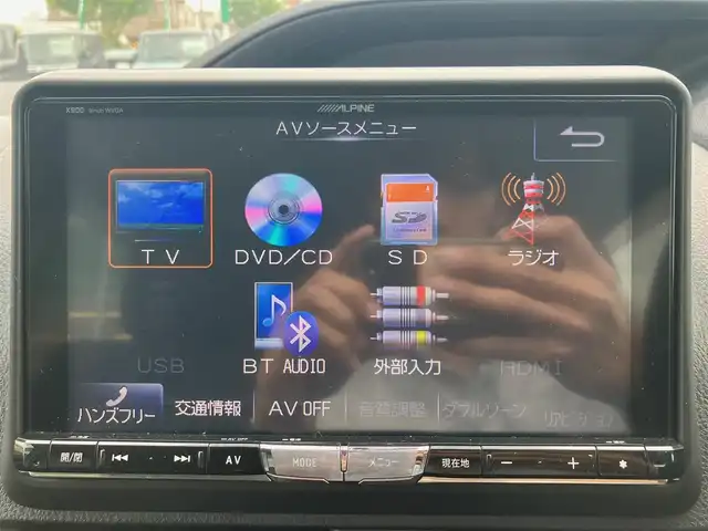 トヨタ ヴォクシー ZS 静岡県 2015(平27)年 5.3万km ブラック エンジンスタートボタン/パワーステアリング/パワーウィンドウ/アイドリングストップ/スマートキー/スペアキー/Wオートエアコン/フリップダウンモニター/ETC/バックカメラ/9インチナビ(CD/DVD/BT/フルセグ)/3列シート/チップアップシート/純正フロアマット/左側パワースライドドア/右側スライドドア/純正アルミホイール/ABS/横滑り防止装置/オートライト/LEDヘッドライト/Wエアバック