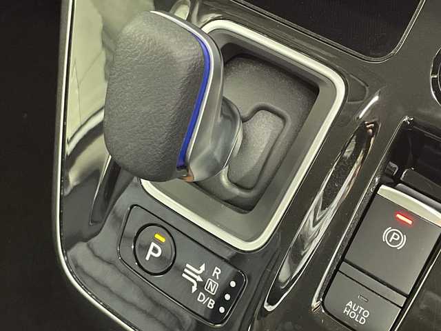 日産 セレナ e－パワー ハイウェイスター V 神奈川県 2022(令4)年 2.8万km ブリリアントホワイトパール 2トーン 360°セーフティシステム/・インテリジェント エマージェンシーブレーキ/・衝突回避ステアリングアシスト/・前方衝突予測警報（/・車線逸脱警報・支援/・後側方車両検知/・踏み間違い加速抑制/・インテリジェント DA/・RCTA：後退車両検知警報/・高機能ライト、自動ヘッドランプ切替、標識検知など/純正10インチナビ/・BT/フルセグTV/SD/DVD/BD/USB/AM/FM/インテリジェントアラウンドビューモニター/インテリジェントルームミラー/ETC/両側電動スライドドア/スマートキー/スペアキー/プッシュスタートボタン/革巻きステアリング/ステアリングスイッチ/電動サイドブレーキ/オートホールド/2列目テーブル/2列目USB/LEDヘッドライト/フォグランプ/コーナーセンサー/シートリフター/電動格納ミラー/ウィンカーミラー/Autoライト/純正フロアマット/純正アルミホイール/純正ドアバイザー