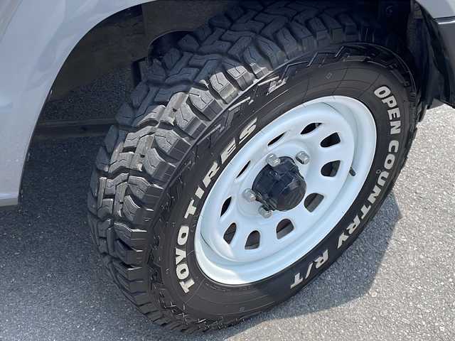 スズキ ジムニー XC 長野県 2022(令4)年 0.5万km ミディアムグレー ４WD/スズキセーフティサポート/純正メモリナビフルセグTV/ドライブレコーダー/ETC/シートヒーター/純正16インチアルミ/社外マフラー/ワンオーナー/保証書・取説/スペアキー