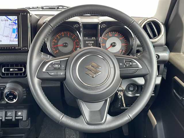 スズキ ジムニー XC 長野県 2022(令4)年 0.5万km ミディアムグレー ４WD/スズキセーフティサポート/純正メモリナビフルセグTV/ドライブレコーダー/ETC/シートヒーター/純正16インチアルミ/社外マフラー/ワンオーナー/保証書・取説/スペアキー