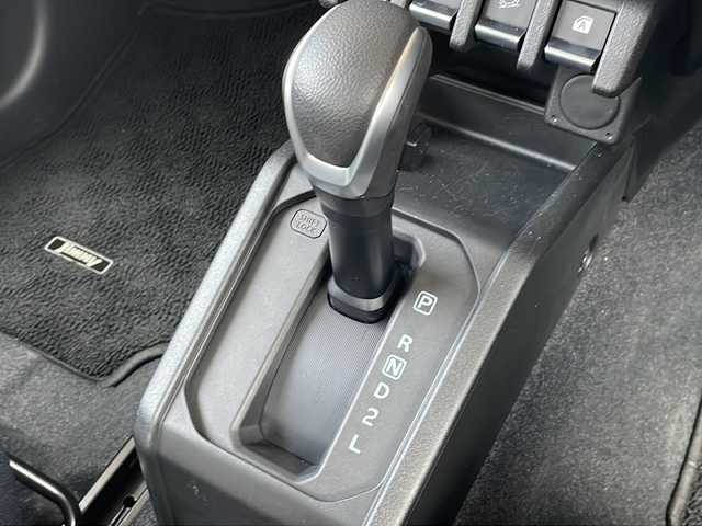 スズキ ジムニー XC 長野県 2022(令4)年 0.5万km ミディアムグレー ４WD/スズキセーフティサポート/純正メモリナビフルセグTV/ドライブレコーダー/ETC/シートヒーター/純正16インチアルミ/社外マフラー/ワンオーナー/保証書・取説/スペアキー