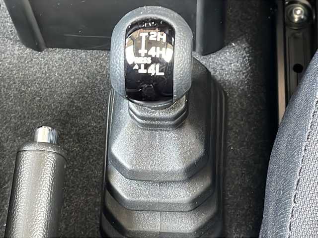 スズキ ジムニー XC 長野県 2022(令4)年 0.5万km ミディアムグレー ４WD/スズキセーフティサポート/純正メモリナビフルセグTV/ドライブレコーダー/ETC/シートヒーター/純正16インチアルミ/社外マフラー/ワンオーナー/保証書・取説/スペアキー