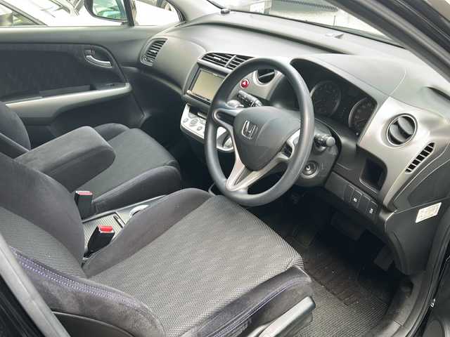 ホンダ ストリーム RSZ 兵庫県 2013(平25)年 2.5万km クリスタルブラックパール ワンオーナー/社外SDナビ/　iPod/AUX/CD/DVD/フルセグTV（走行中視聴可能）/社外ETC/バックカメラ/MTモード付AT/パドルシフト/3列シート/アンチロック・ブレーキ・システム/横滑り防止装置/盗難防止装置/衝突被害軽減システム/パワーウィンドウ/パワーステアリング/オートライト/純正フロアマット/純正アルミホイール/エアバッグ（W）/スペアキー（1本）