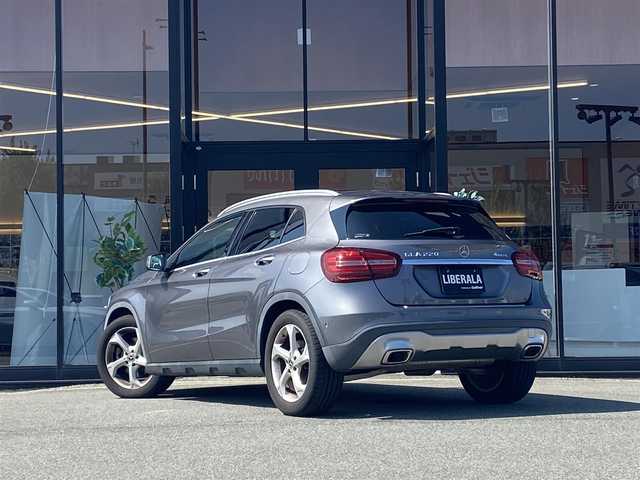メルセデス・ベンツ ＧＬＡ２２０ 4マチック 福岡県 2018(平30)年 6.5万km シルバー ・サンルーフ/・アダプティブクルーズコントロール/・USB/Bluetooth/CD/DVD/AppleCarPlay/・バックカメラ/・シートヒーター/・ETC/・純正18AW/・プッシュスタート/・スマートキー/・パワーシート/・電動リアゲート/・オートライト/・LEDライト