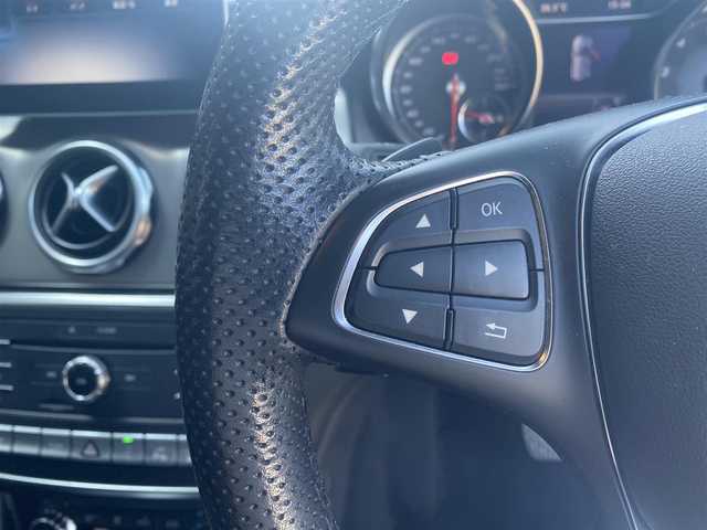メルセデス・ベンツ ＧＬＡ２２０ 4マチック 福岡県 2018(平30)年 6.5万km シルバー ・サンルーフ/・アダプティブクルーズコントロール/・USB/Bluetooth/CD/DVD/AppleCarPlay/・バックカメラ/・シートヒーター/・ETC/・純正18AW/・プッシュスタート/・スマートキー/・パワーシート/・電動リアゲート/・オートライト/・LEDライト