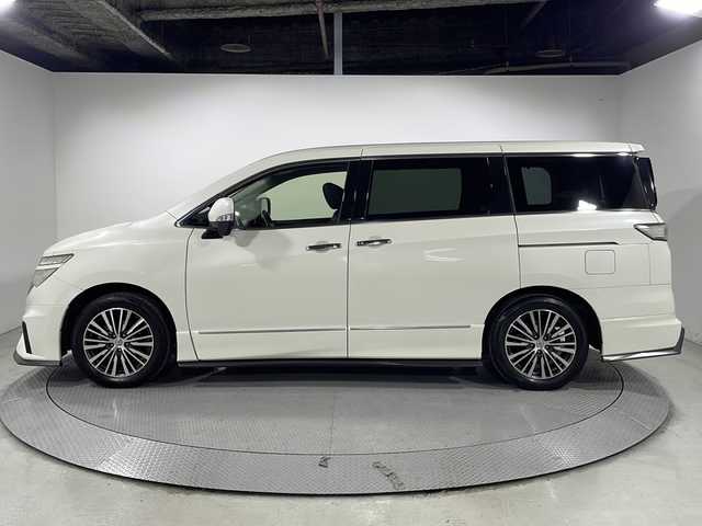日産 エルグランド 250ハイウェイスターS 広島県 2015(平27)年 4.2万km ブリリアントホワイトパール NISMOエアロ/純正ナビ/純正フリップダウンモニター/両側パワースライドドア/バックカメラ/クルーズコントロール/オットマン/ハーフレザーシート/LEDヘッドランプ/オートライト/ETC/ドライブレコーダー