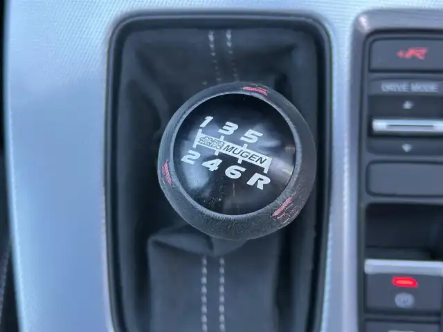 ホンダ シビック タイプR レーシングブラックPKG 岡山県 2025(令7)年 0.1万km クリスタルブラックパール 登録時走行距離971km/ワンオーナー/純正ホンダコネクトナビ/フルセグTV(AM.FM.TV.BT)/バックカメラ/ETC2.0/ブラインドスポットモニター/ドライブレコーダー/デジタルインナーミラー/クリアランスソナー/衝突軽減ブレーキ/レーダークルーズコントロール/レーンキープアシスト/オートライト/19インチ純正AW/純正フロアマット/プッシュスタート/ワイヤレス充電/ＵＳＢ入力端子
