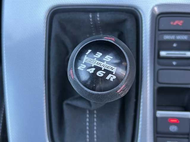 ホンダ シビック タイプR レーシングブラックPKG 岡山県 2025(令7)年 0.1万km クリスタルブラックパール 登録時走行距離971km/ワンオーナー/純正ホンダコネクトナビ/フルセグTV(AM.FM.TV.BT)/バックカメラ/ETC2.0/ブラインドスポットモニター/ドライブレコーダー/デジタルインナーミラー/クリアランスソナー/衝突軽減ブレーキ/レーダークルーズコントロール/レーンキープアシスト/オートライト/19インチ純正AW/純正フロアマット/プッシュスタート/ワイヤレス充電/ＵＳＢ入力端子