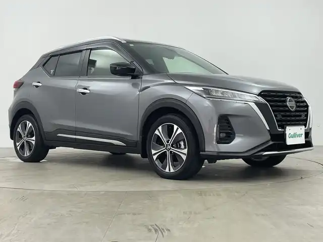 日産 キックス X 鹿児島県 2021(令3)年 4.6万km ダークメタルグレー/ピュアブラック 2トーン ワンオーナー/純正9インチSDナビ/（AM/FM/CD/DVD/Bluetooth）/エマージェンシーブレーキ/プロパイロット/アラウンドビューモニター/デジタルインナーミラー/ドライブレコーダー/電子パーキング/AUTO HOLD/ETC/AUTOライト/LEDヘッドライト/純正17インチアルミホイール/純正フロアマット