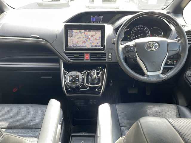 トヨタ エスクァイア ハイブリッド Gi 埼玉県 2015(平27)年 9.7万km ブラック セーフティーセンス/フリップダウンモニター/純正SDナビ/　　Bluetooth/フルセグTV/DVD再生機能/バックカメラ/両側パワースライドドア/クルーズコントロール/LEDオートヘッドライト/レザーシート/運転席、助手席シートヒーター/純正15インチアルミホイール/ワイヤレス充電/アイドリングストップ/ETC