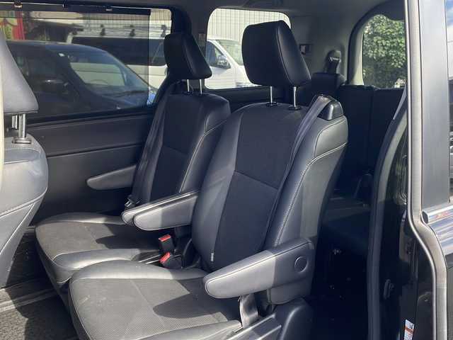 トヨタ エスクァイア ハイブリッド Gi 埼玉県 2015(平27)年 9.7万km ブラック セーフティーセンス/フリップダウンモニター/純正SDナビ/　　Bluetooth/フルセグTV/DVD再生機能/バックカメラ/両側パワースライドドア/クルーズコントロール/LEDオートヘッドライト/レザーシート/運転席、助手席シートヒーター/純正15インチアルミホイール/ワイヤレス充電/アイドリングストップ/ETC