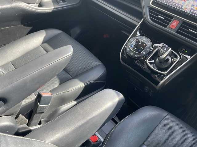 トヨタ エスクァイア ハイブリッド Gi 埼玉県 2015(平27)年 9.7万km ブラック セーフティーセンス/フリップダウンモニター/純正SDナビ/　　Bluetooth/フルセグTV/DVD再生機能/バックカメラ/両側パワースライドドア/クルーズコントロール/LEDオートヘッドライト/レザーシート/運転席、助手席シートヒーター/純正15インチアルミホイール/ワイヤレス充電/アイドリングストップ/ETC