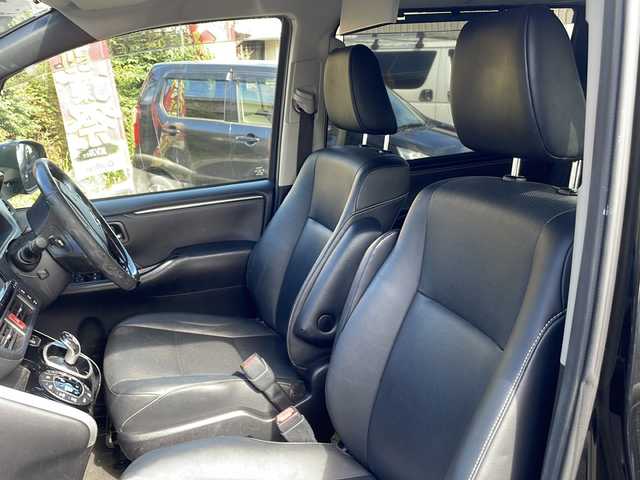 トヨタ エスクァイア ハイブリッド Gi 埼玉県 2015(平27)年 9.7万km ブラック セーフティーセンス/フリップダウンモニター/純正SDナビ/　　Bluetooth/フルセグTV/DVD再生機能/バックカメラ/両側パワースライドドア/クルーズコントロール/LEDオートヘッドライト/レザーシート/運転席、助手席シートヒーター/純正15インチアルミホイール/ワイヤレス充電/アイドリングストップ/ETC