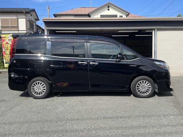 トヨタ エスクァイア ハイブリッド Gi 埼玉県 2015(平27)年 9.7万km ブラック セーフティーセンス/フリップダウンモニター/純正SDナビ/　　Bluetooth/フルセグTV/DVD再生機能/バックカメラ/両側パワースライドドア/クルーズコントロール/LEDオートヘッドライト/レザーシート/運転席、助手席シートヒーター/純正15インチアルミホイール/ワイヤレス充電/アイドリングストップ/ETC