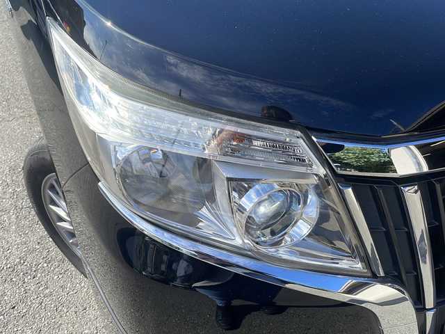 トヨタ エスクァイア ハイブリッド Gi 埼玉県 2015(平27)年 9.7万km ブラック セーフティーセンス/フリップダウンモニター/純正SDナビ/　　Bluetooth/フルセグTV/DVD再生機能/バックカメラ/両側パワースライドドア/クルーズコントロール/LEDオートヘッドライト/レザーシート/運転席、助手席シートヒーター/純正15インチアルミホイール/ワイヤレス充電/アイドリングストップ/ETC