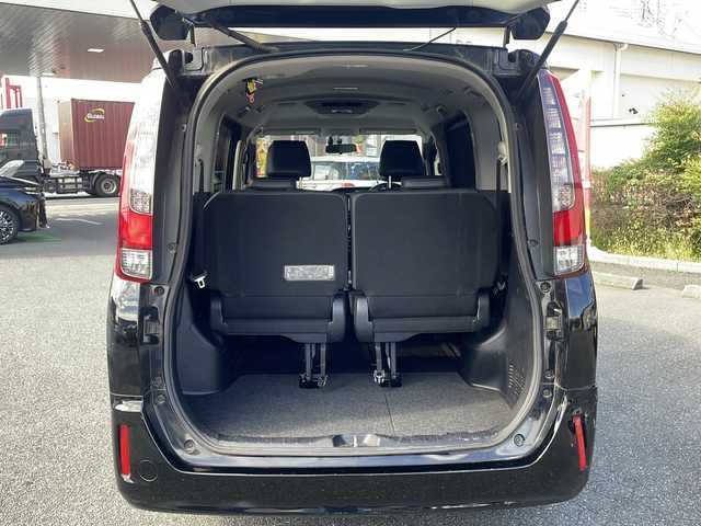 トヨタ エスクァイア ハイブリッド Gi 埼玉県 2015(平27)年 9.7万km ブラック セーフティーセンス/フリップダウンモニター/純正SDナビ/　　Bluetooth/フルセグTV/DVD再生機能/バックカメラ/両側パワースライドドア/クルーズコントロール/LEDオートヘッドライト/レザーシート/運転席、助手席シートヒーター/純正15インチアルミホイール/ワイヤレス充電/アイドリングストップ/ETC