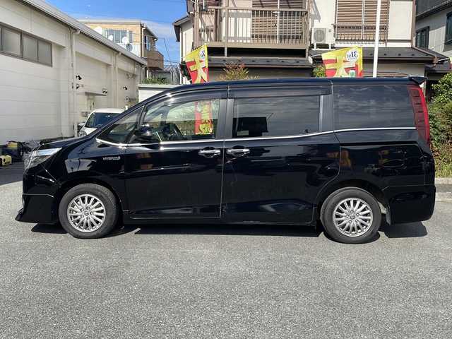 トヨタ エスクァイア ハイブリッド Gi 埼玉県 2015(平27)年 9.7万km ブラック セーフティーセンス/フリップダウンモニター/純正SDナビ/　　Bluetooth/フルセグTV/DVD再生機能/バックカメラ/両側パワースライドドア/クルーズコントロール/LEDオートヘッドライト/レザーシート/運転席、助手席シートヒーター/純正15インチアルミホイール/ワイヤレス充電/アイドリングストップ/ETC