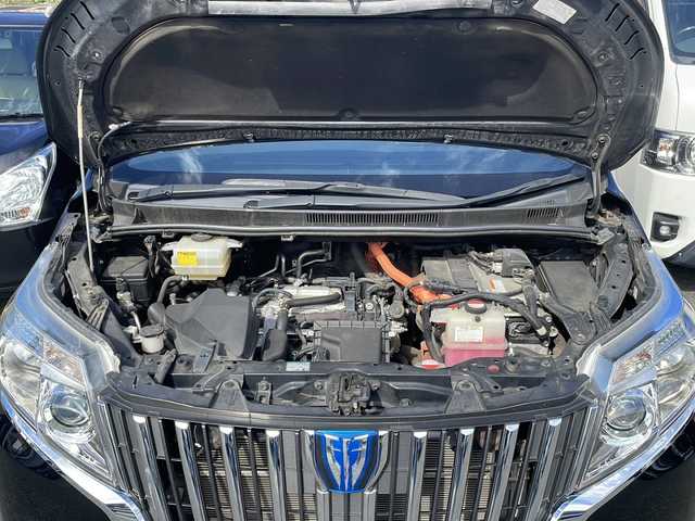 トヨタ エスクァイア ハイブリッド Gi 埼玉県 2015(平27)年 9.7万km ブラック セーフティーセンス/フリップダウンモニター/純正SDナビ/　　Bluetooth/フルセグTV/DVD再生機能/バックカメラ/両側パワースライドドア/クルーズコントロール/LEDオートヘッドライト/レザーシート/運転席、助手席シートヒーター/純正15インチアルミホイール/ワイヤレス充電/アイドリングストップ/ETC