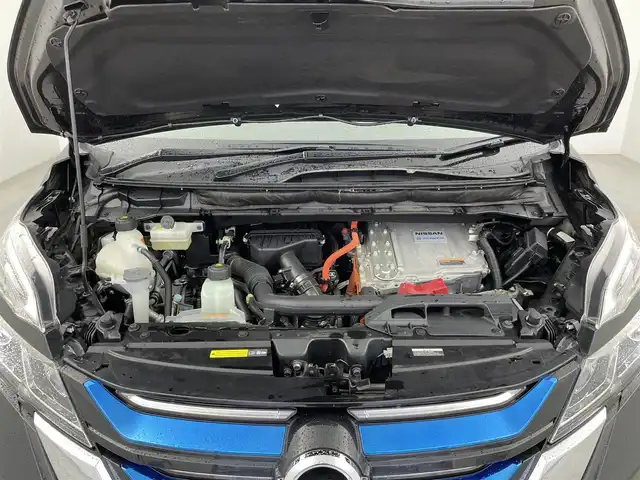 日産 セレナ e－パワー ハイウェイスター V 大分県 2018(平30)年 5.1万km ダイヤモンドブラック 純正9インチナビ/（AM/FM/CD/DVD/Bluetooth/フルセグ)/アラウンドビューモニター/フリップダウンモニター/プロパイロット/衝突被害軽減ブレーキ/レーダークルーズコントロール/レーンキープアシスト/前後コーナーセンサー/オートハイビーム/前方ドライブレコーダー/両側パワースライドドア/レザーシート/前席シートヒーター/ステアリングヒーター/ビルトインETC/ステアリングリモコン/オートライト/LEDヘッドライト/フォグランプ/オートブレーキホールド/純正15インチアルミ/プッシュスタート