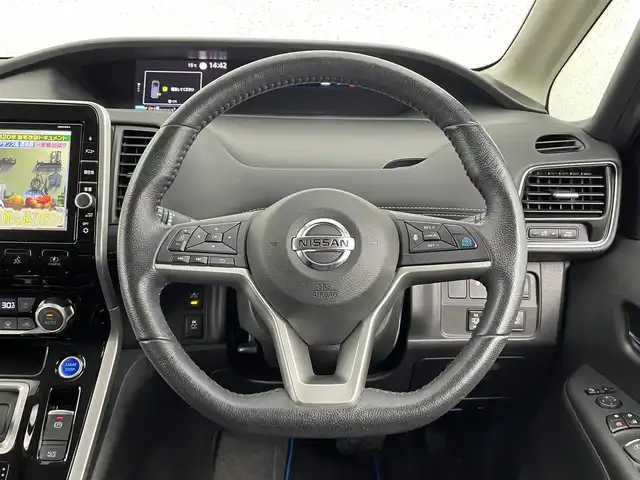 日産 セレナ e－パワー ハイウェイスター V 大分県 2018(平30)年 5.1万km ダイヤモンドブラック 純正9インチナビ/（AM/FM/CD/DVD/Bluetooth/フルセグ)/アラウンドビューモニター/フリップダウンモニター/プロパイロット/衝突被害軽減ブレーキ/レーダークルーズコントロール/レーンキープアシスト/前後コーナーセンサー/オートハイビーム/前方ドライブレコーダー/両側パワースライドドア/レザーシート/前席シートヒーター/ステアリングヒーター/ビルトインETC/ステアリングリモコン/オートライト/LEDヘッドライト/フォグランプ/オートブレーキホールド/純正15インチアルミ/プッシュスタート