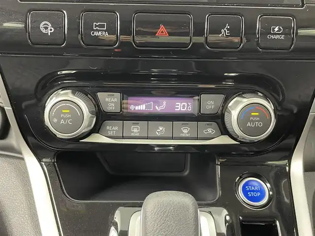 日産 セレナ e－パワー ハイウェイスター V 大分県 2018(平30)年 5.1万km ダイヤモンドブラック 純正9インチナビ/（AM/FM/CD/DVD/Bluetooth/フルセグ)/アラウンドビューモニター/フリップダウンモニター/プロパイロット/衝突被害軽減ブレーキ/レーダークルーズコントロール/レーンキープアシスト/前後コーナーセンサー/オートハイビーム/前方ドライブレコーダー/両側パワースライドドア/レザーシート/前席シートヒーター/ステアリングヒーター/ビルトインETC/ステアリングリモコン/オートライト/LEDヘッドライト/フォグランプ/オートブレーキホールド/純正15インチアルミ/プッシュスタート