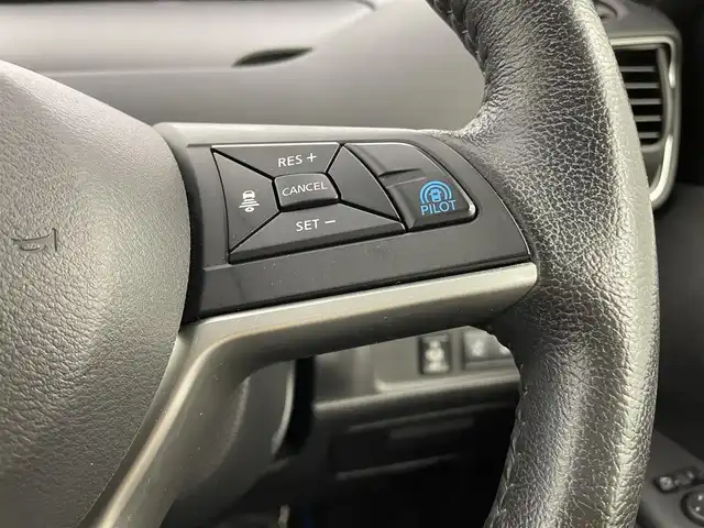 日産 セレナ e－パワー ハイウェイスター V 大分県 2018(平30)年 5.1万km ダイヤモンドブラック 純正9インチナビ/（AM/FM/CD/DVD/Bluetooth/フルセグ)/アラウンドビューモニター/フリップダウンモニター/プロパイロット/衝突被害軽減ブレーキ/レーダークルーズコントロール/レーンキープアシスト/前後コーナーセンサー/オートハイビーム/前方ドライブレコーダー/両側パワースライドドア/レザーシート/前席シートヒーター/ステアリングヒーター/ビルトインETC/ステアリングリモコン/オートライト/LEDヘッドライト/フォグランプ/オートブレーキホールド/純正15インチアルミ/プッシュスタート