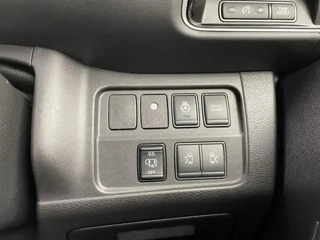 日産 セレナ e－パワー ハイウェイスター V 大分県 2018(平30)年 5.1万km ダイヤモンドブラック 純正9インチナビ/（AM/FM/CD/DVD/Bluetooth/フルセグ)/アラウンドビューモニター/フリップダウンモニター/プロパイロット/衝突被害軽減ブレーキ/レーダークルーズコントロール/レーンキープアシスト/前後コーナーセンサー/オートハイビーム/前方ドライブレコーダー/両側パワースライドドア/レザーシート/前席シートヒーター/ステアリングヒーター/ビルトインETC/ステアリングリモコン/オートライト/LEDヘッドライト/フォグランプ/オートブレーキホールド/純正15インチアルミ/プッシュスタート