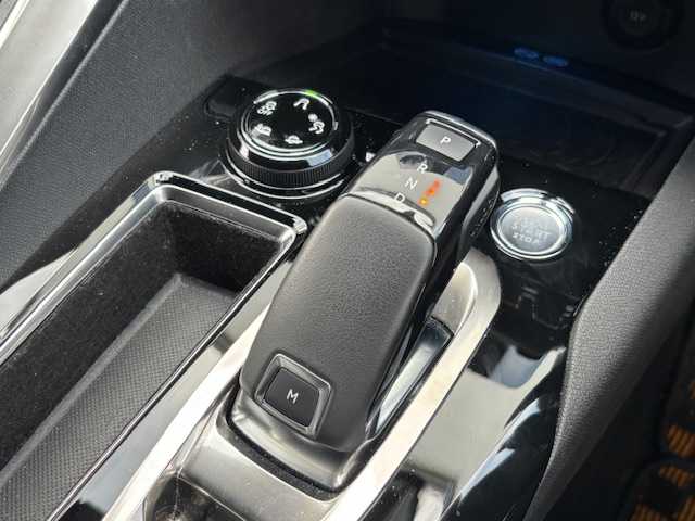 プジョー ３００８ GT ブルー HDi 宮城県 2019(令1)年 4.4万km グレーⅡ 登録時走行距離43960km/純正ＳＤナビ/Ｂｌｕｅｔｏｏｔｈ／ＡＭ／ＦＭ/追従クルーズコントロール/クロームドアミラー/GTエンブレム/ＥＴＣ・2.0/バックカメラ/ドライブレコーダー/ルーフレール/パノラミックガラスルーフ/シートマッサージ/パフュームディフューザー/プッシュスタート/オートエアコン/シートヒータ/冬タイヤ付き２３年式(215/65R/17)/純正アルミホイール/フルエアロ/コーナーセンサー