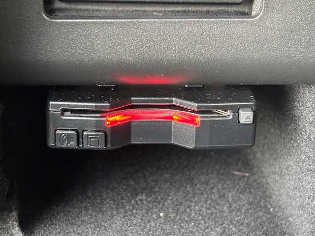 プジョー ３００８ GT ブルー HDi 宮城県 2019(令1)年 4.4万km グレーⅡ 登録時走行距離43960km/純正ＳＤナビ/Ｂｌｕｅｔｏｏｔｈ／ＡＭ／ＦＭ/追従クルーズコントロール/クロームドアミラー/GTエンブレム/ＥＴＣ・2.0/バックカメラ/ドライブレコーダー/ルーフレール/パノラミックガラスルーフ/シートマッサージ/パフュームディフューザー/プッシュスタート/オートエアコン/シートヒータ/冬タイヤ付き２３年式(215/65R/17)/純正アルミホイール/フルエアロ/コーナーセンサー