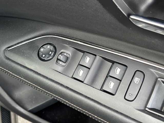 プジョー ３００８ GT ブルー HDi 宮城県 2019(令1)年 4.4万km グレーⅡ 登録時走行距離43960km/純正ＳＤナビ/Ｂｌｕｅｔｏｏｔｈ／ＡＭ／ＦＭ/追従クルーズコントロール/クロームドアミラー/GTエンブレム/ＥＴＣ・2.0/バックカメラ/ドライブレコーダー/ルーフレール/パノラミックガラスルーフ/シートマッサージ/パフュームディフューザー/プッシュスタート/オートエアコン/シートヒータ/冬タイヤ付き２３年式(215/65R/17)/純正アルミホイール/フルエアロ/コーナーセンサー