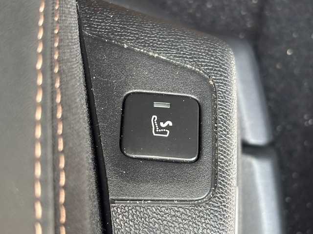 プジョー ３００８ GT ブルー HDi 宮城県 2019(令1)年 4.4万km グレーⅡ 登録時走行距離43960km/純正ＳＤナビ/Ｂｌｕｅｔｏｏｔｈ／ＡＭ／ＦＭ/追従クルーズコントロール/クロームドアミラー/GTエンブレム/ＥＴＣ・2.0/バックカメラ/ドライブレコーダー/ルーフレール/パノラミックガラスルーフ/シートマッサージ/パフュームディフューザー/プッシュスタート/オートエアコン/シートヒータ/冬タイヤ付き２３年式(215/65R/17)/純正アルミホイール/フルエアロ/コーナーセンサー