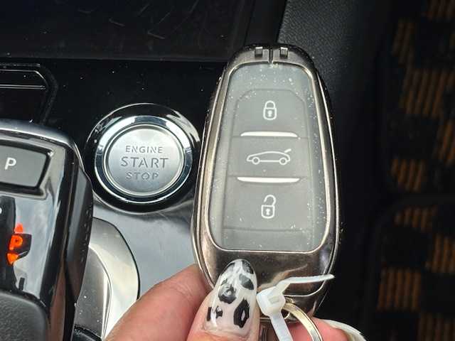 プジョー ３００８ GT ブルー HDi 宮城県 2019(令1)年 4.4万km グレーⅡ 登録時走行距離43960km/純正ＳＤナビ/Ｂｌｕｅｔｏｏｔｈ／ＡＭ／ＦＭ/追従クルーズコントロール/クロームドアミラー/GTエンブレム/ＥＴＣ・2.0/バックカメラ/ドライブレコーダー/ルーフレール/パノラミックガラスルーフ/シートマッサージ/パフュームディフューザー/プッシュスタート/オートエアコン/シートヒータ/冬タイヤ付き２３年式(215/65R/17)/純正アルミホイール/フルエアロ/コーナーセンサー