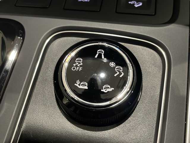 シトロエン シトロエン Ｃ５ エアクロス シャイン 新潟県 2021(令3)年 3.7万km ブランナクレ 8インチタッチスクリーン/・Bluetooth、AM/FM/Apple CarPlay、Android Auto/バックカメラ/アクティブセーフティブレーキ（被害軽減ブレーキ）/アクティブクルーズコントロール（ブレーキサポート付）/ハイウェイドライブアシスト/ （トラフィックジャムアシスト＋レーンポジショニングアシスト）/アクティブブラインドスポットモニター/インテリジェントハイビーム/ハンズフリー電動テールゲート/スマートキー/エンジンスタートボタン/グリップコントロール（ヒルディセントコントロール付）/スマートフォンワイヤレスチャージャー/運転席パワーシート/18インチアロイホイール/ハーフレザーシート/純正フロアマット