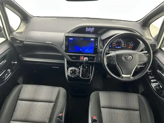 トヨタ ヴォクシー ZS 煌 熊本県 2019(平31)年 6.9万km ホワイトパールクリスタルシャイン アルパインナビEX11Z（ＣＤ・ＤＶＤ・フルセグ・ＢＴ）/アルパインフリップダウンモニター/バックカメラ　/ビルトインＥＴＣ　/両側パワースライドドア　/クルーズコントロール　/プリクラッシュブレーキ　/レーンデェパーチャアラート　/アイドリングストップ/横滑り防止/社外フロアマット/純正16インチAW/オートライト/オートマチックハイビーム/LEDヘッドライト/フォグライト/スマートキー/プッシュスタート