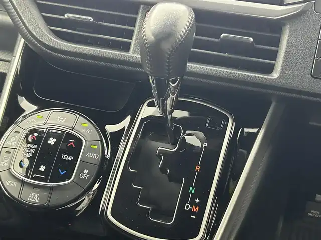 トヨタ ヴォクシー ZS 煌 熊本県 2019(平31)年 6.9万km ホワイトパールクリスタルシャイン アルパインナビEX11Z（ＣＤ・ＤＶＤ・フルセグ・ＢＴ）/アルパインフリップダウンモニター/バックカメラ　/ビルトインＥＴＣ　/両側パワースライドドア　/クルーズコントロール　/プリクラッシュブレーキ　/レーンデェパーチャアラート　/アイドリングストップ/横滑り防止/社外フロアマット/純正16インチAW/オートライト/オートマチックハイビーム/LEDヘッドライト/フォグライト/スマートキー/プッシュスタート