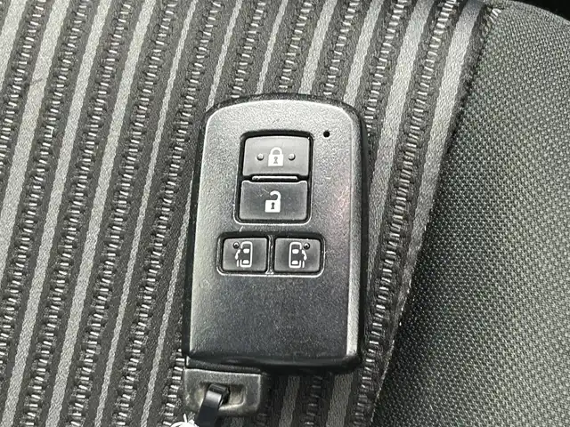 トヨタ ヴォクシー ZS 煌 熊本県 2019(平31)年 6.9万km ホワイトパールクリスタルシャイン アルパインナビEX11Z（ＣＤ・ＤＶＤ・フルセグ・ＢＴ）/アルパインフリップダウンモニター/バックカメラ　/ビルトインＥＴＣ　/両側パワースライドドア　/クルーズコントロール　/プリクラッシュブレーキ　/レーンデェパーチャアラート　/アイドリングストップ/横滑り防止/社外フロアマット/純正16インチAW/オートライト/オートマチックハイビーム/LEDヘッドライト/フォグライト/スマートキー/プッシュスタート