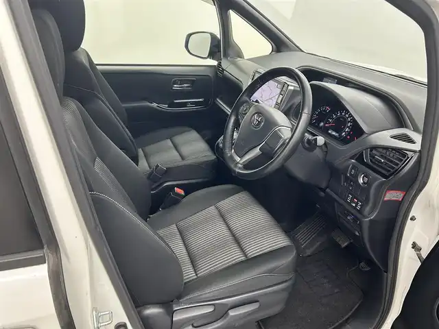 トヨタ ヴォクシー ZS 煌 熊本県 2019(平31)年 6.9万km ホワイトパールクリスタルシャイン アルパインナビEX11Z（ＣＤ・ＤＶＤ・フルセグ・ＢＴ）/アルパインフリップダウンモニター/バックカメラ　/ビルトインＥＴＣ　/両側パワースライドドア　/クルーズコントロール　/プリクラッシュブレーキ　/レーンデェパーチャアラート　/アイドリングストップ/横滑り防止/社外フロアマット/純正16インチAW/オートライト/オートマチックハイビーム/LEDヘッドライト/フォグライト/スマートキー/プッシュスタート