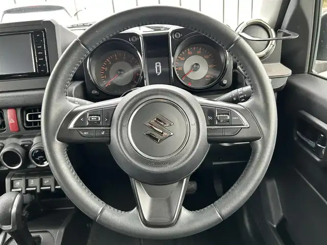 スズキ ジムニー XC 大阪府 2020(令2)年 5.1万km ジャングルグリーン スズキセーフティサポート/・デュアルカメラブレーキーサポート/・クルーズコントロール/・ふらつき警報機能/・車線逸脱警報機能/・ハイビームアシスト/・ダウンヒルアシストコントロール/・アンチロック・ブレーキ・システム/・レーンアシスト/ディーラナビ/・Bluetooth/フルセグTV/CD/DVD/USB/ラジオ/主要装備/・バックカメラ/・シートヒーター/・LEDヘッドライト/・フォグランプ/・ドライブレコーダー前/・ETC