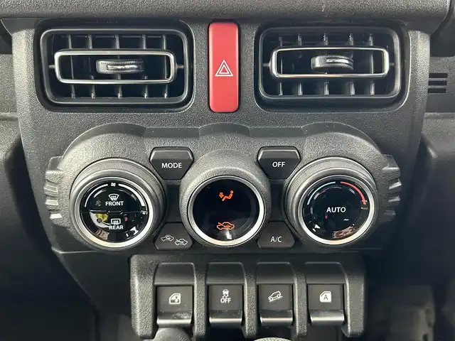 スズキ ジムニー XC 大阪府 2020(令2)年 5.1万km ジャングルグリーン スズキセーフティサポート/・デュアルカメラブレーキーサポート/・クルーズコントロール/・ふらつき警報機能/・車線逸脱警報機能/・ハイビームアシスト/・ダウンヒルアシストコントロール/・アンチロック・ブレーキ・システム/・レーンアシスト/ディーラナビ/・Bluetooth/フルセグTV/CD/DVD/USB/ラジオ/主要装備/・バックカメラ/・シートヒーター/・LEDヘッドライト/・フォグランプ/・ドライブレコーダー前/・ETC