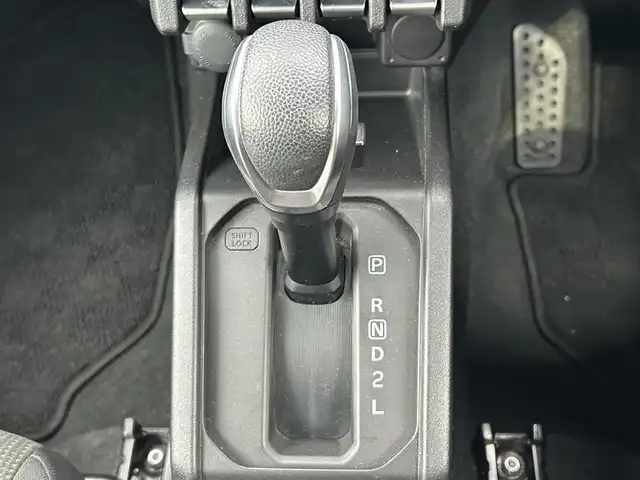 スズキ ジムニー XC 大阪府 2020(令2)年 5.1万km ジャングルグリーン スズキセーフティサポート/・デュアルカメラブレーキーサポート/・クルーズコントロール/・ふらつき警報機能/・車線逸脱警報機能/・ハイビームアシスト/・ダウンヒルアシストコントロール/・アンチロック・ブレーキ・システム/・レーンアシスト/ディーラナビ/・Bluetooth/フルセグTV/CD/DVD/USB/ラジオ/主要装備/・バックカメラ/・シートヒーター/・LEDヘッドライト/・フォグランプ/・ドライブレコーダー前/・ETC