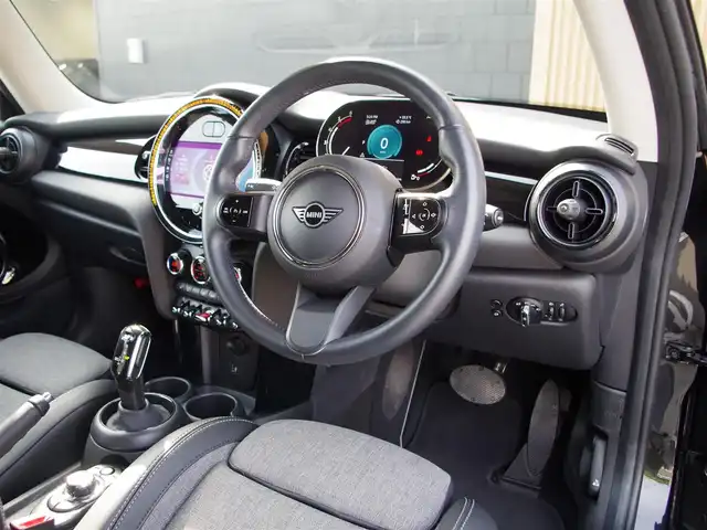 ＭＩＮＩ ミニ クーパー D 埼玉県 2022(令4)年 2.6万km 黒Ⅱ ワンオーナー/ブラックハーフレザー/オートクルーズコントロール/インテリジェントセーフティ/バックカメラ/パークディスタンスコントロール/CarPlay/Bluetooth/シートHI/ETC/横滑り防止装置/アイドリングストップ