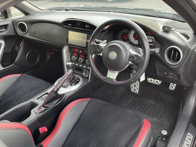 トヨタ ８６ GT リミテッド ブラックPKG 岐阜県 2018(平30)年 6万km ダークグレーメタリック 純正ＳＤナビ　/フルセグテレビ　/ＥＴＣ２．０　/クルコン　/バックカメラ　/コーナーセンサー前後　/オートライト　/エアバッグＷ＋サイド　/ＬＥＤヘッドライト　/スマートキー　/ＭＴモード付ＡＴ　/プッシュスタート/レザーシート/シートヒーターD＋N席/純正アルミホイール/ABS/横滑り防止装置/CDチェンジャー/AAC/レッドキャリパー/リヤウイング