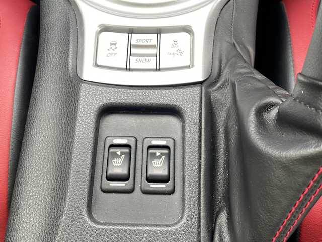 トヨタ ８６ GT リミテッド ブラックPKG 岐阜県 2018(平30)年 6万km ダークグレーメタリック 純正ＳＤナビ　/フルセグテレビ　/ＥＴＣ２．０　/クルコン　/バックカメラ　/コーナーセンサー前後　/オートライト　/エアバッグＷ＋サイド　/ＬＥＤヘッドライト　/スマートキー　/ＭＴモード付ＡＴ　/プッシュスタート/レザーシート/シートヒーターD＋N席/純正アルミホイール/ABS/横滑り防止装置/CDチェンジャー/AAC/レッドキャリパー/リヤウイング